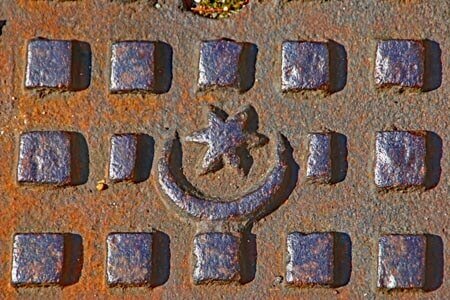 Drain cover with Star and Crescent, Portsmouth